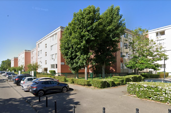 La fillette est tombée du troisième étage d'un de ces immeubles du quartier de La Madeleine à Evreux - Illustration © Google Maps