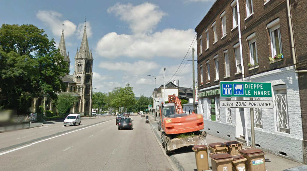 La jeune fille était logée par un ami dans un petit appartement du quartier de la place Saint-Paul, 80, route de Bonsecours (l'immeuble a la façade blanche)