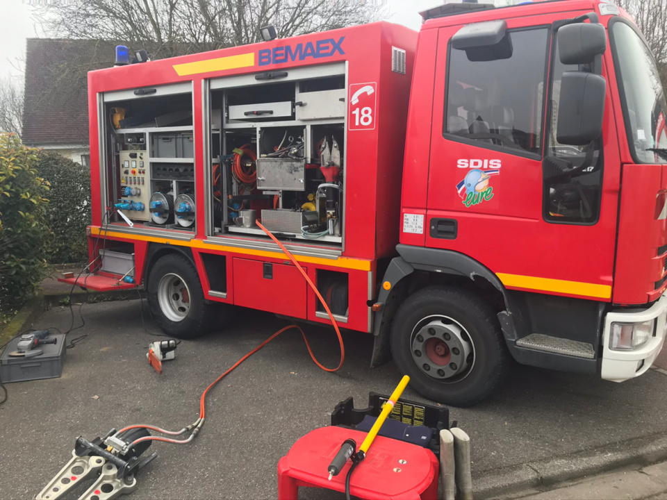 Rupture d’une canalisation d’eau à Évreux : huit maisons et une casse automobile inondées 