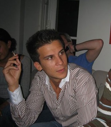 C'est cette photo de Gaspard Gantzer en train de fumer une cigarette (ou un pétard?) publiée sur son compte Facebook qui a déclenché la polémique