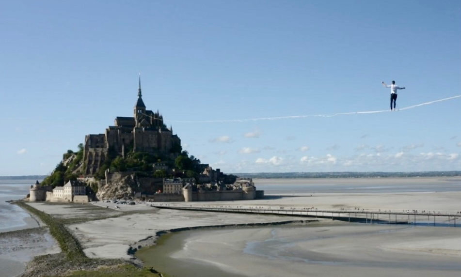 La plus grande traversée de Nathan Paulin est une highline longue de 2200 mètres à une centaine de mètres de hauteur, au Mont Saint-Michel le 24 mai dernier