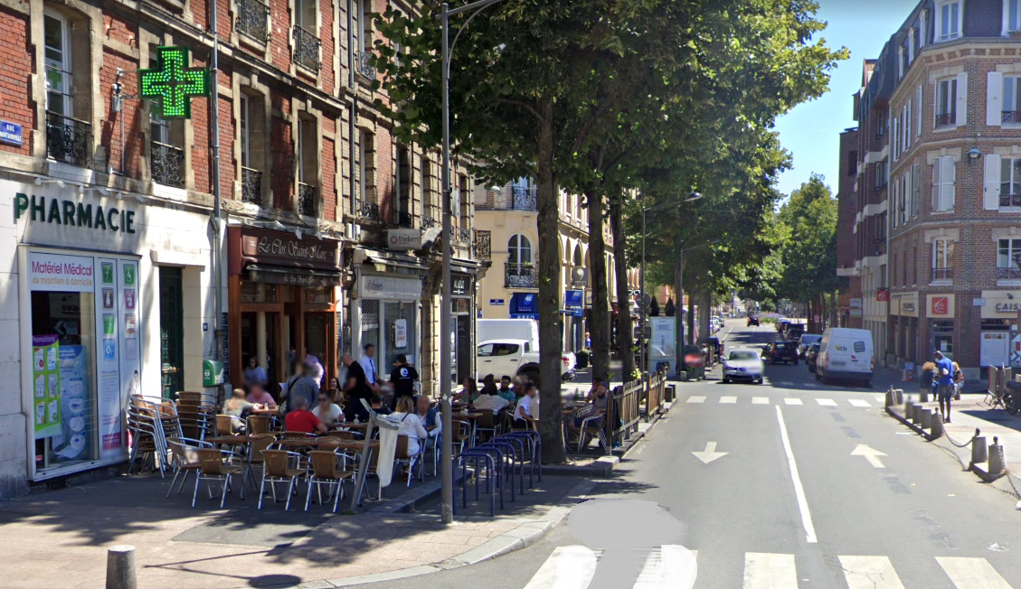La voiture est montée sur le trottoir et a traversé les terrasses heureusement vide de tout consommateur - Illustration  Google Maps