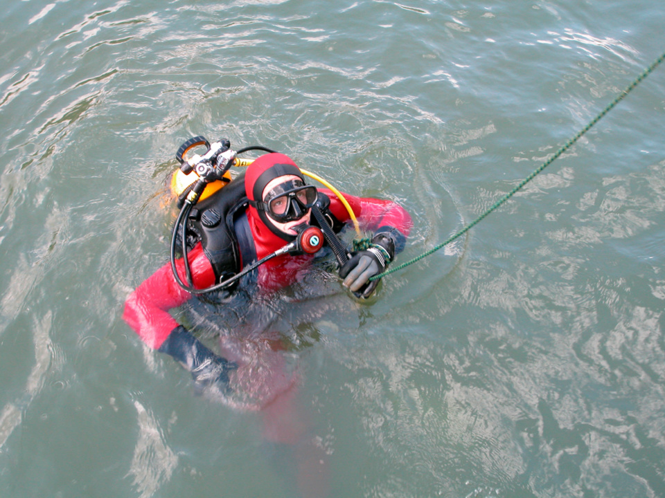 Les plongeurs ont fait une reconnaissance au niveau de la coque du chalutier - Illustration @ Adobe Stock