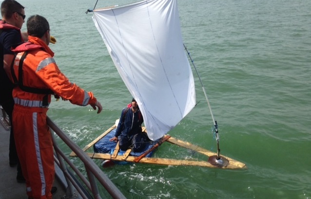 Le jeune Afghan sur son embarcation de fortune (Photo Marine nationale)