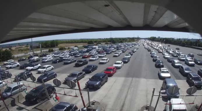 Samedi 16 juillet. En fin de matinée, il faut faire preuve de patience pour franchir la barrière de péage de Mantes-Buchelay en direction de la Normandie - Capture d'écran Viewsurf.com