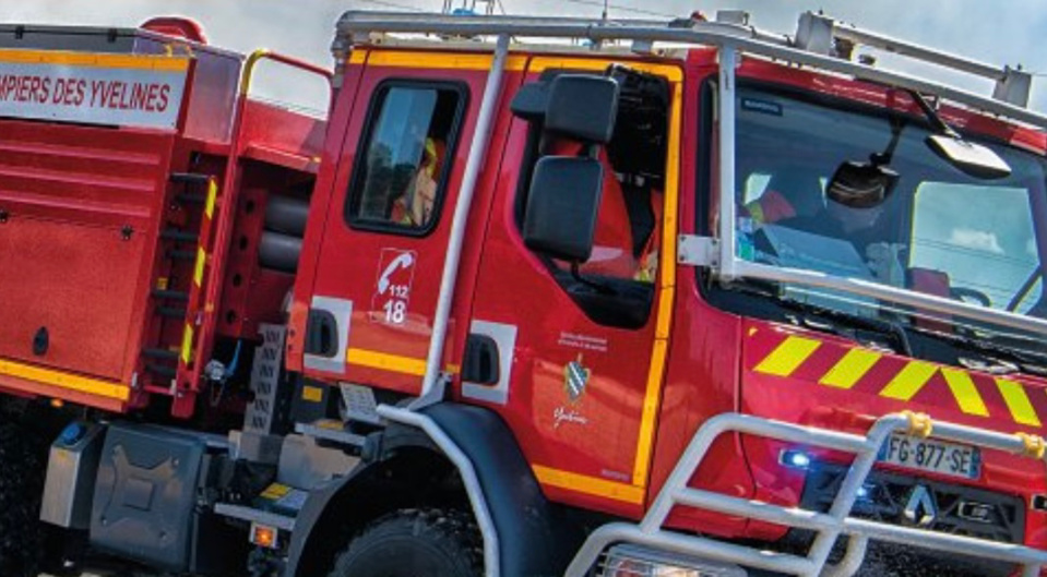 Le camion des sapeurs-pompiers dans lequel se trouvait la victime qui se rendait sur une intervention s’est couché pour une cause indéterminée - illustration @ Sdis78/Twitter