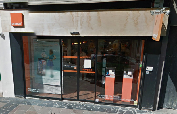A Gisors, les malfaiteurs avaient défoncé la vitrine de cette boutique Orange avec une voiture bélier (Photo d'illustration)
