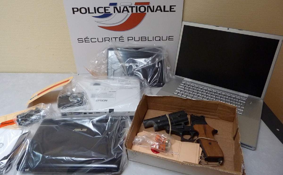 Ce sont querlques-uns des objets qui ont été saisis par les policiers lors de la perquisition au domicile du couple à Petit-Quevilly (Photo DDSP)