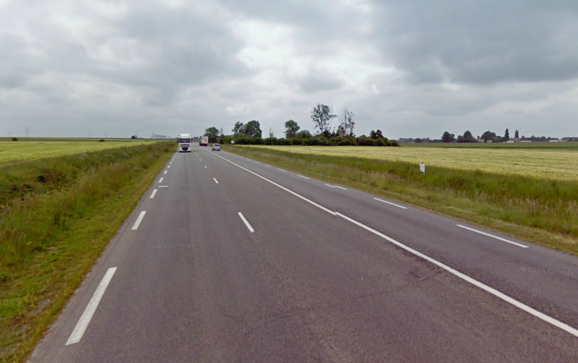 La collision s'est produite sur la D613 (ex-RN13) dans une ligne droite entre Ecardenville-la-Campagne et le carrefour de Thibouville (Photo Google Maps)