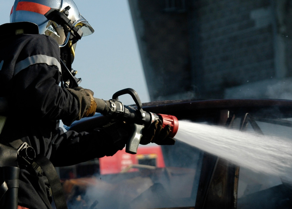 Les sapeurs-pompiers ont quatre lances en œuvre pour combattre l’incendie - illustration @ Adobe Stock 