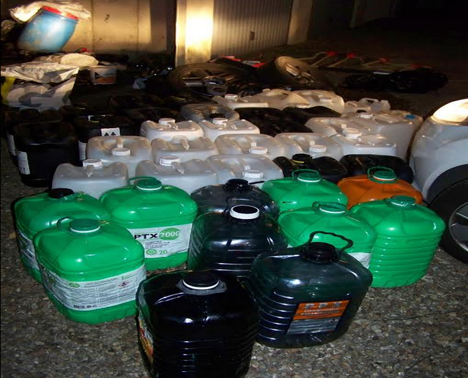 Des dizaines de bidons emplis de carburant et d'autres vides ont été découverts dans les deux garages loués par les mis en cause à Déville-lès-Rouen et Bonsecours (Photo DDSP)