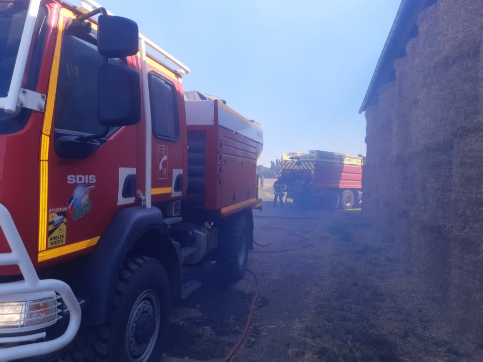 Des moyens de protection ont été mis en place  à proximité d'un bâtiment agricole abritant 150 tonnes de paille et 80 bovins - Photo © Sdis27/Twitter