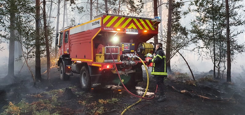 Les moyens déployés par les sapeurs-pompiers a permis de préserver une maison, un transformateur EDF, ainsi qu'une antenne 5G  - Illustration © Sdis27/Twitter