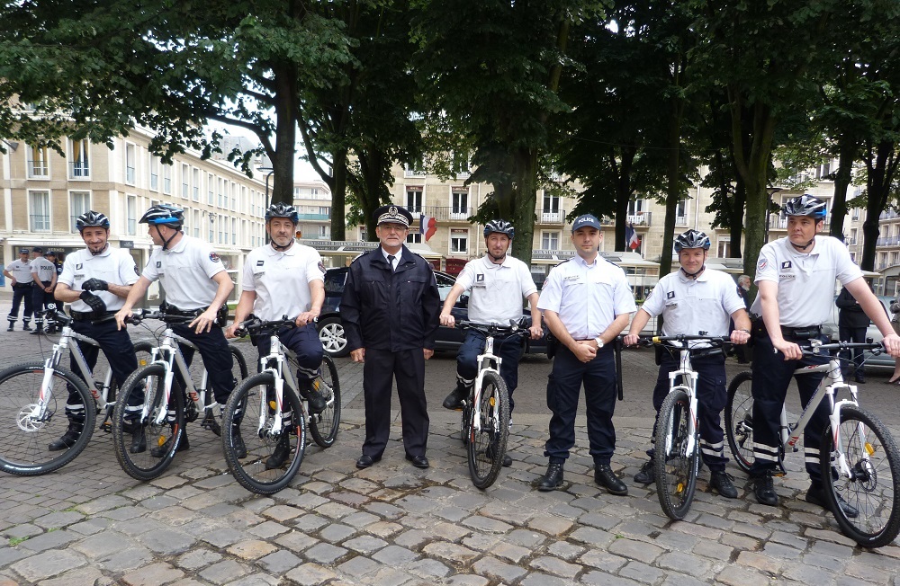 Le contrôleur général François Mainsard, directeur départemental de la sécurité publique en Seine-Maritime, a donné lundi le top départ aux patrouilles de policiers à VTT (Photo DDSP)