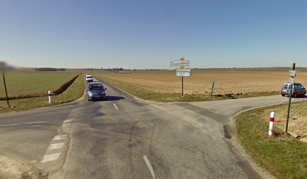 Le drame  s'est produit à ce carrefour. La 205 arrivait du bourg de Mandeville par la D60 où une balise de priorité est implantée à l'intersection avec la D81. La Clio, elle, circulait  en direction de Fouqueville (@Google Maps)
