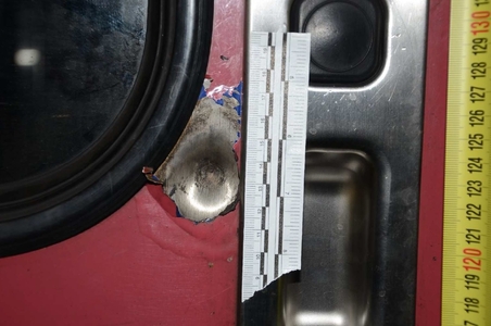 Le tir a touché une porte de la locomotive, sans faire de blessé (Photo Police nationale)