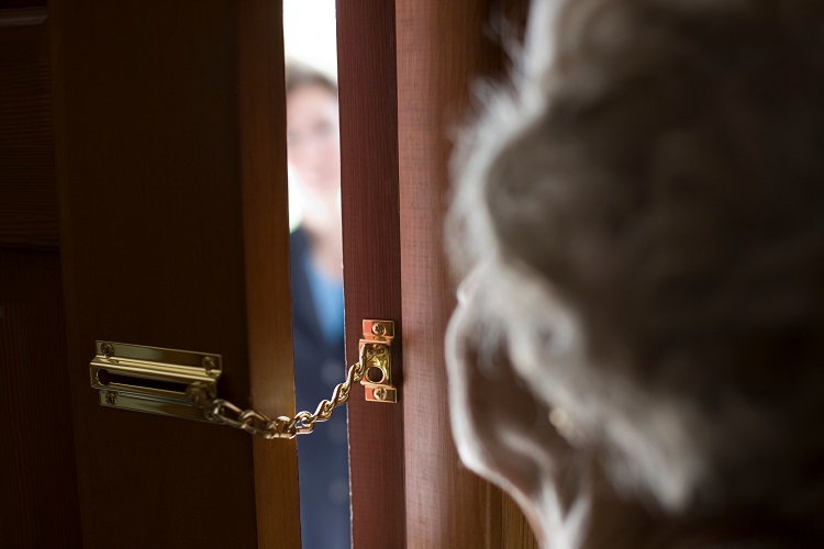 Les services de police recommandent de ne pas ouivrir sa porte à des inconnus quel que soit le motif invoqué - Illustration © Adobe Stock