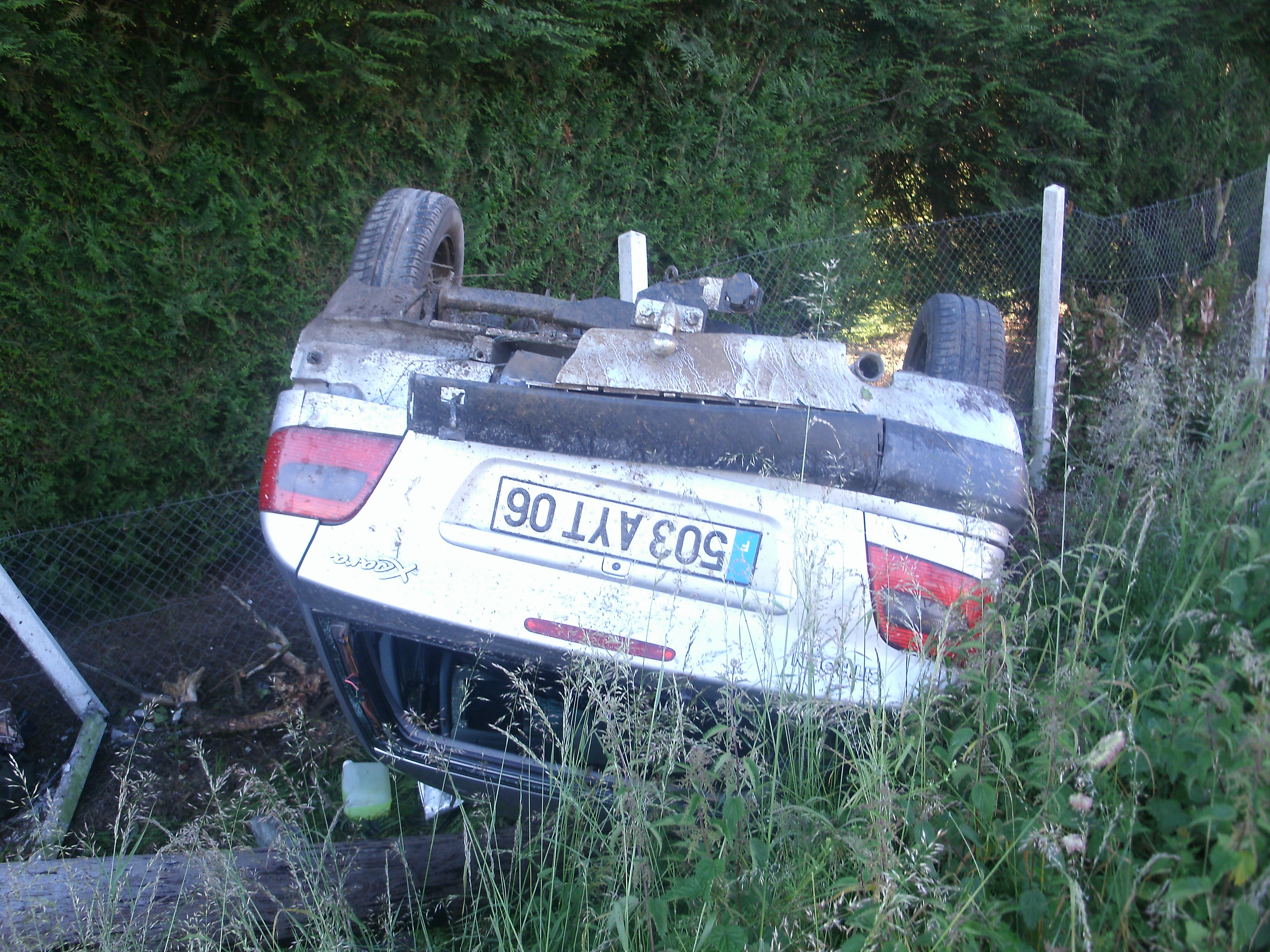 La Citroën s'est retournée dans le fossé après avoir percuté le pylône électrique (Photos DR)