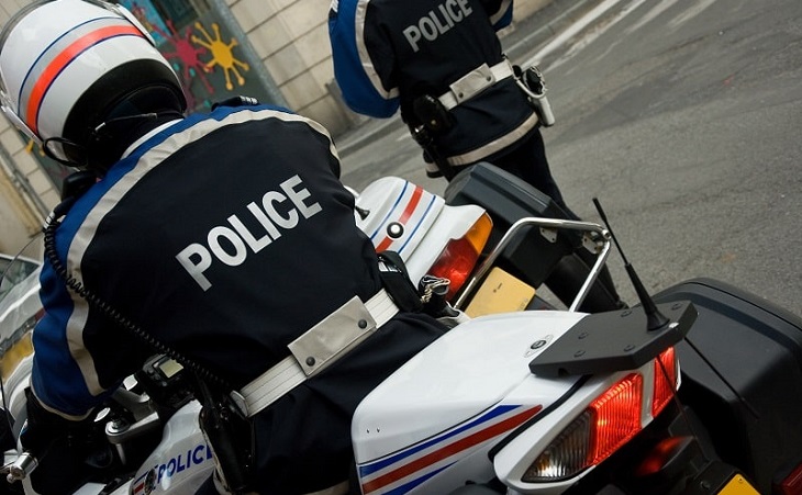 Les motards de la police ont dû prendre de multiples précautions lors de la course-poursuite avec le chauffard - Illustration © Adobe Stock