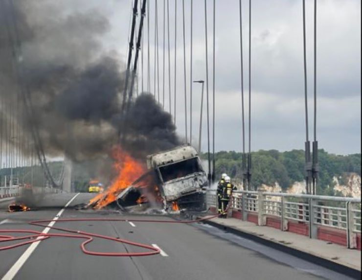 Le camion a percuté la rambarde du pont et s’est enflammé - Photos @ Sdis76