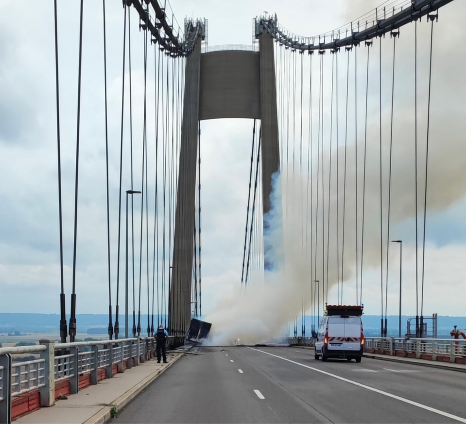 Seine-Maritime : un poids-lourd prend feu sur le pont de Tancarville
