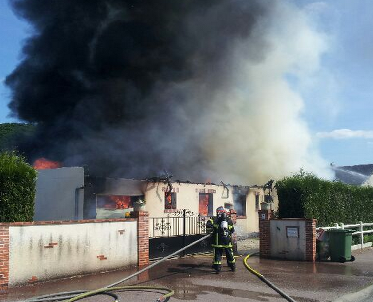Malgré tous les efforts des pompiers, la maison de plain-pied n'a pu être sauvée (Photo DR)