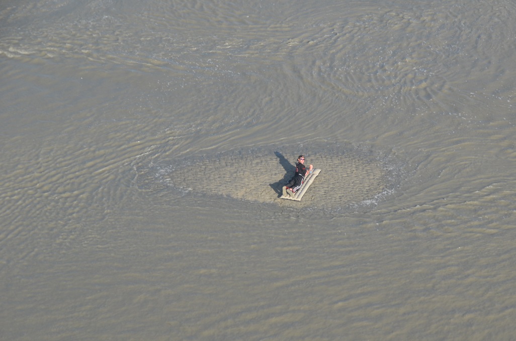 Le jeune homme ( on le voit ici sur un matelas gonflable) hélitreuillé après avoir été isolé par la marée montante avait été repéré plus tôt par l'équipage de l'hélicoptère de la Marine en mission de surveillance (Photo Marine nationale)