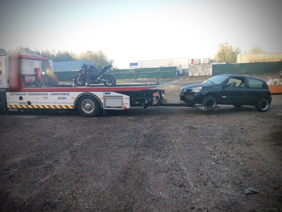 La moto Kawasaki et la Renault Clio du jeune homme ont été confisquées - Photo © Gendarmerie de l'Eure/Twitter