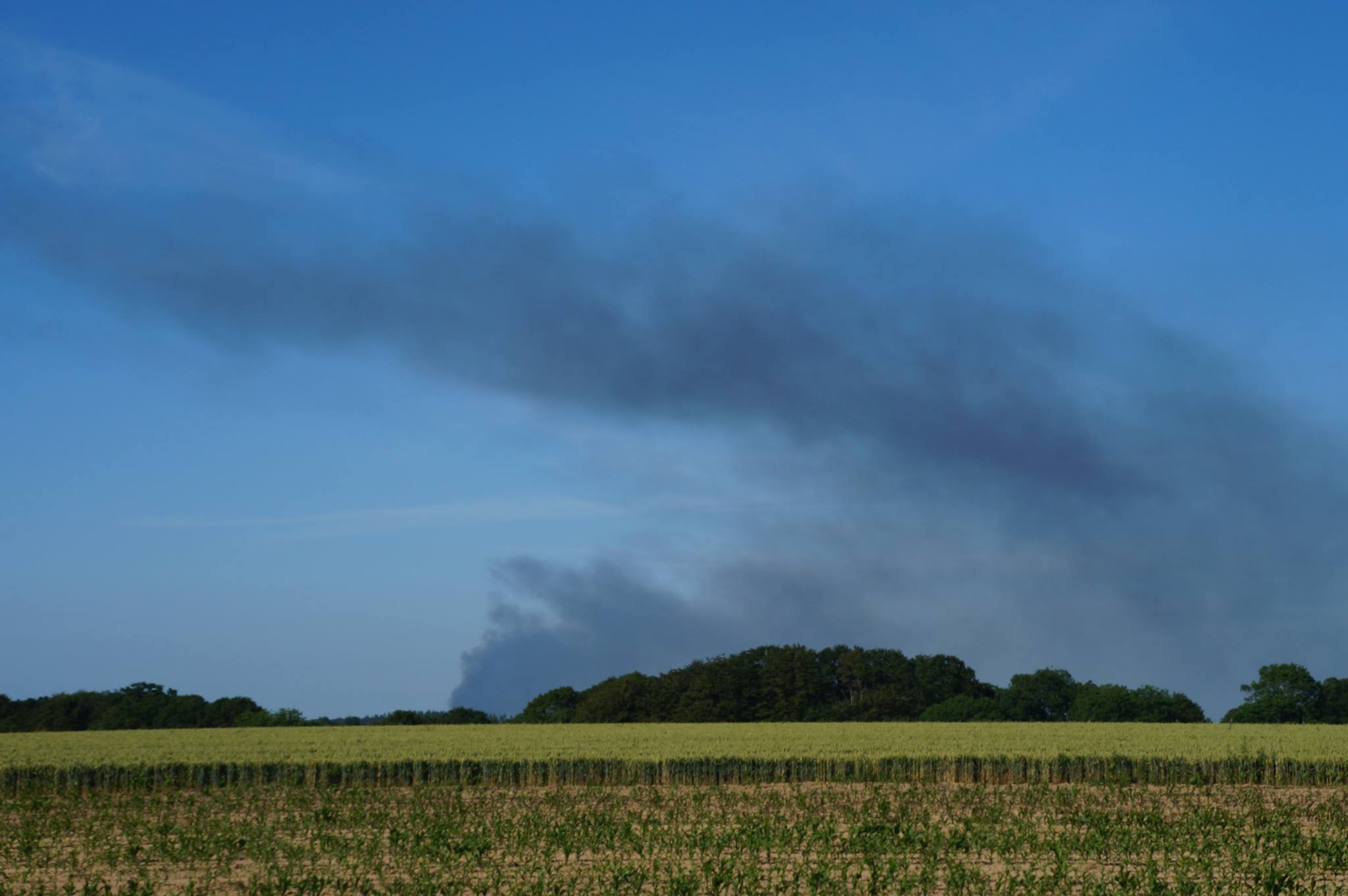 L'incendie a provoqué un panache de fumée visible à plusieurs kilomètres à la ronde