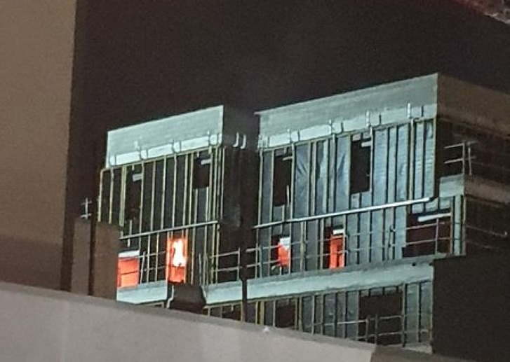 Le feu s'est déclaré au 9ème étage d'iun immeuble en construction -  Photo © Sdis76