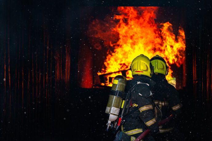 Le feu a été éteint au moyen d'une lance à incendie - Illustration © Adobe Stock