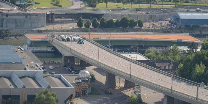 La barge transportant la travée rénovée est depuis dimanche amarée quai d'Elbeuf, à proximité du pont Mathilde (Photo seinemaritime.fr)
