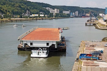 L'acheminement par la Seine de la travée remise en état s'est déroulé sans encombre, dimanche dernier (Photo seinemaritime.fr)