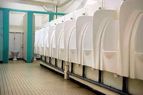 Un exhibitionniste dans les toilettes du pôle culturel à Rouen : l'homme à poil était un SDF qui venait se laver !