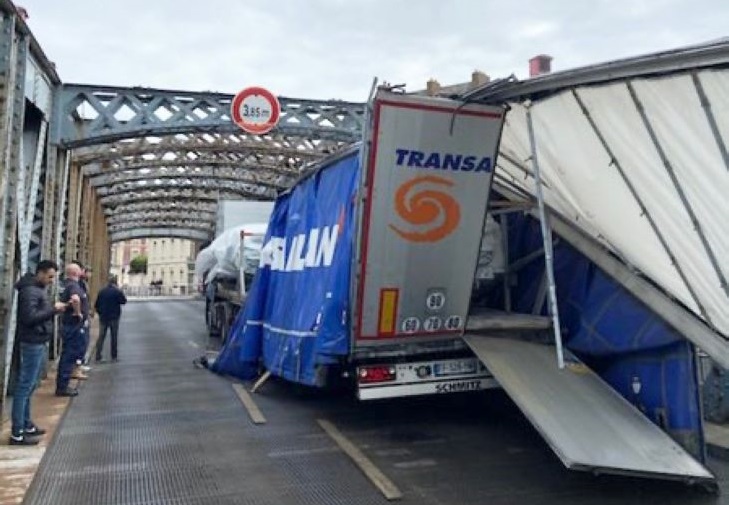 Le haut du camion a accroché une des poutrelles du pont - Photos @ Sdis76