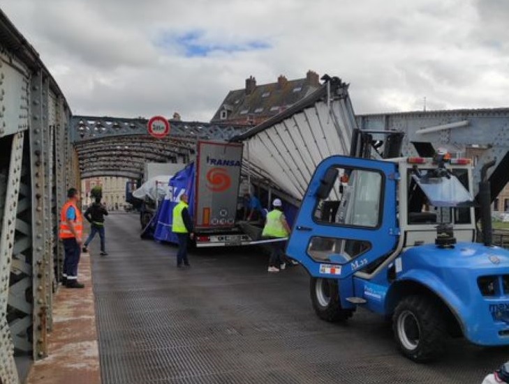 Dieppe : un poids-lourd reste coincé sur le pont Colbert 