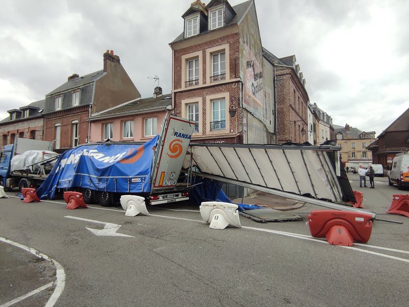 Dieppe : un poids-lourd reste coincé sur le pont Colbert 