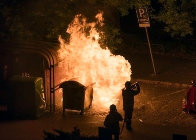 Le feu de poubelle a provoqué une fuite de gaz sur un coffret devant la faàçace d'un immeuble en construction  - Illustration © Adobe Stock