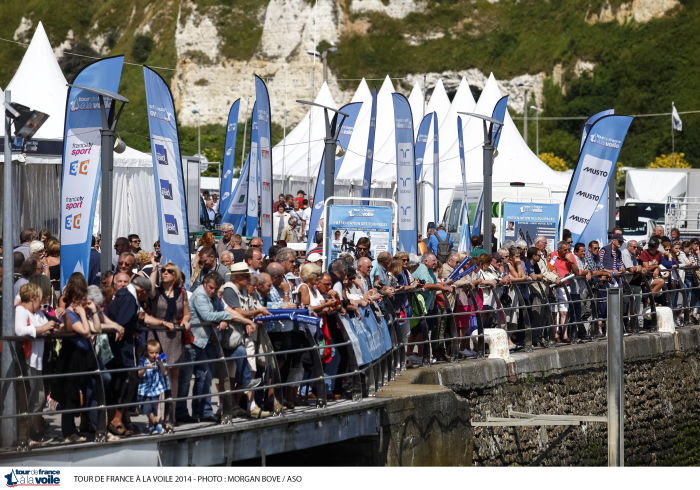 Beaucoup de monde sur les quais à Dieppe pour accueillir ce lundi après-midi les participants du Tour de France à la voile