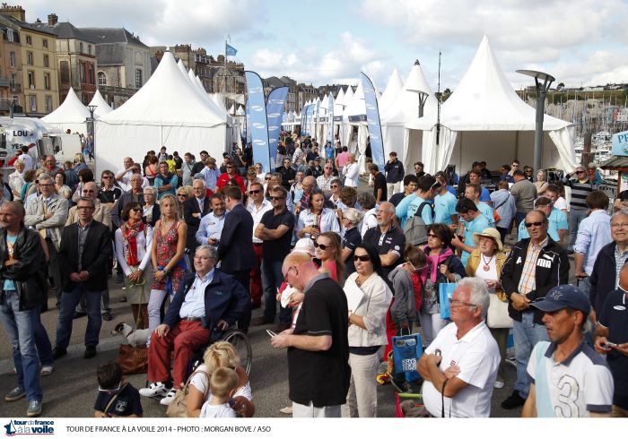 Beaucoup de spectateurs à Dieppe lors de la remise des prix hier mardi aux concurrents de l'étape