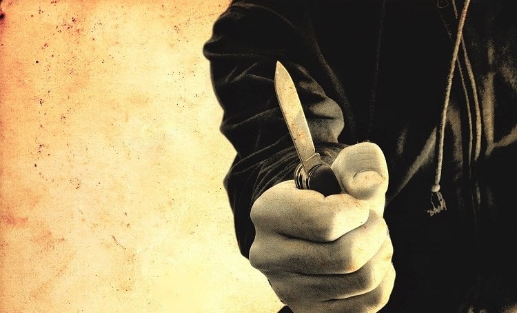 Les agresseurs ont brandi un couteau pour se faire remettre les téléphones portables de leurs victimes - Illustration © Adobe Stock