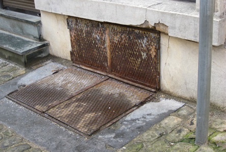 C'est par une trappe similaire à celle-ci que l'individu s'est introduit dans la cave à charbon d'un immeuble (Photo d'illustration)