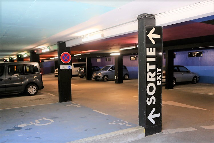 Le voleur à la roulotte a tenté de se dissimuler entre les voitures pour ne pas se faire repérer de la police - Illustration © Adobe Stock