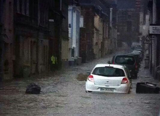 Une rue de Bolbec sous les eaux  (Photo : CyrilAnita)