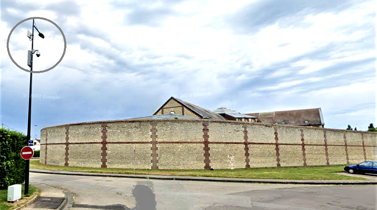 La présence de caméras de vidéosurveillance (dans le cercle) ne semble dissuader les auteurs de parachutage de chaussettes lestées par-dessus le mur d'enceinte de la maison d'arrêt - Illustration © Google Maps