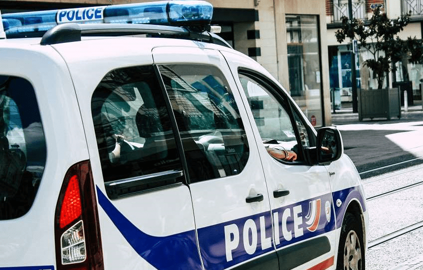 Les deux protagonistes de la rixe ont été emmenés à l'hôtel de police pour y être placés en garde à vue - Illustration ©iStock