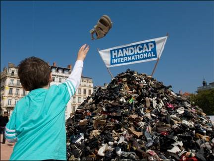 Pyramide des chaussures à Rouen : Handicap International ne désarme pas 