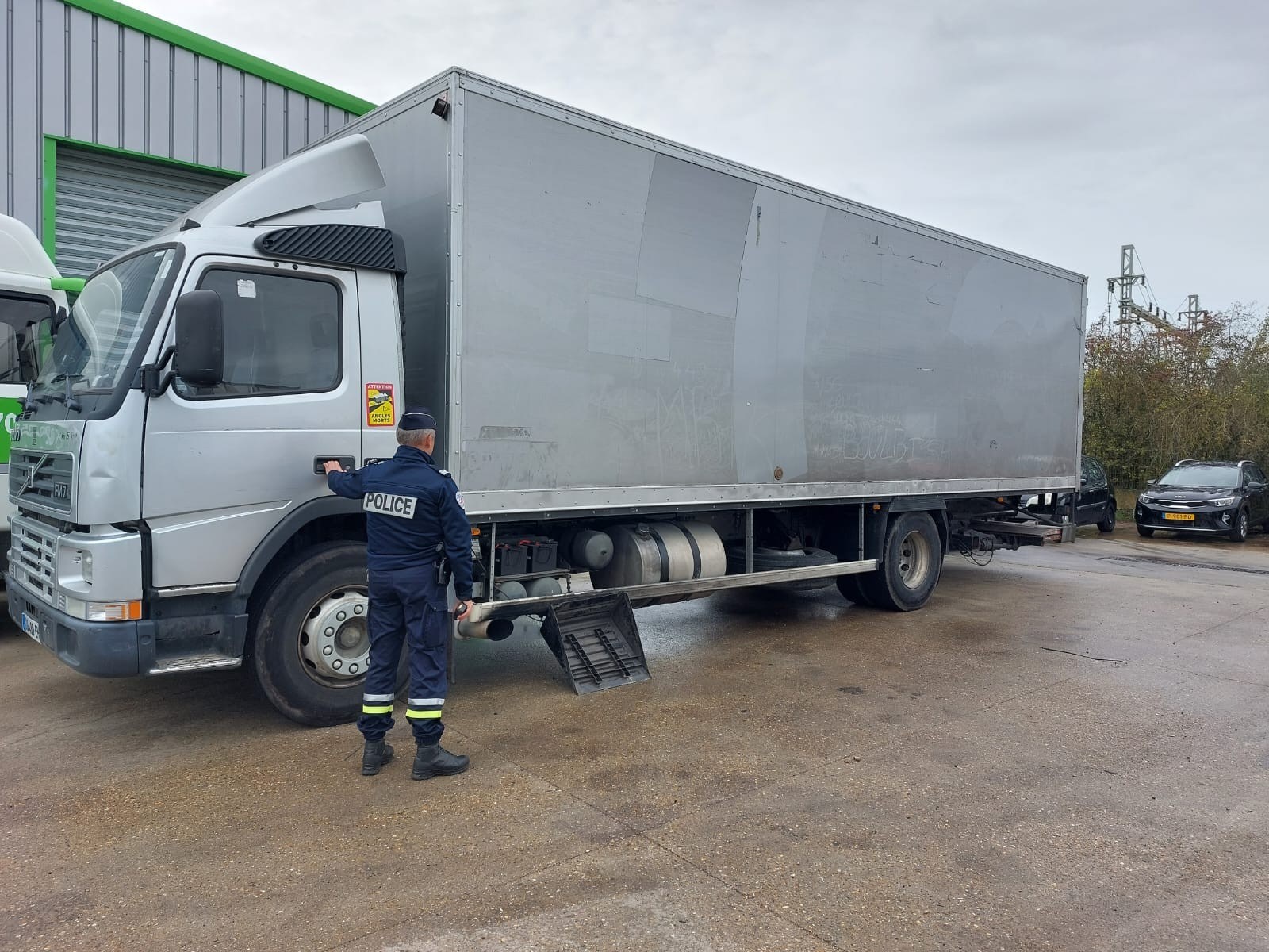 Deux camions de 19 tonnes transportant les matériels de sonorisation et un groupe électrogène ont été saisis par les forces de l'ordre - Photo © Préfecture de la Seine-Maritime.