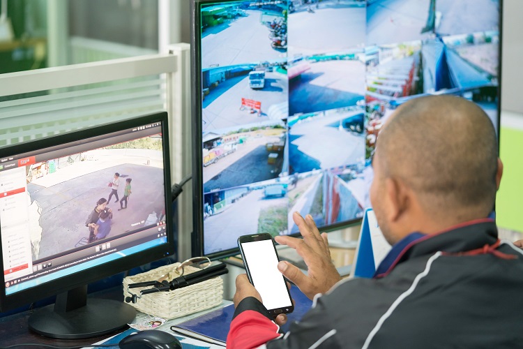 Les deux suspects ont été aperçus via les caméras du centre de supervision urbain en train de forcer les portes d'entrée de magasins, en pleine nuit - Illustration © Adobe Stock