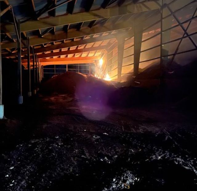 26 sapeurs-pompiers sont intervenus pour éteindre le feu à l'aide de trois lances à incendie -Photo © Sdis76